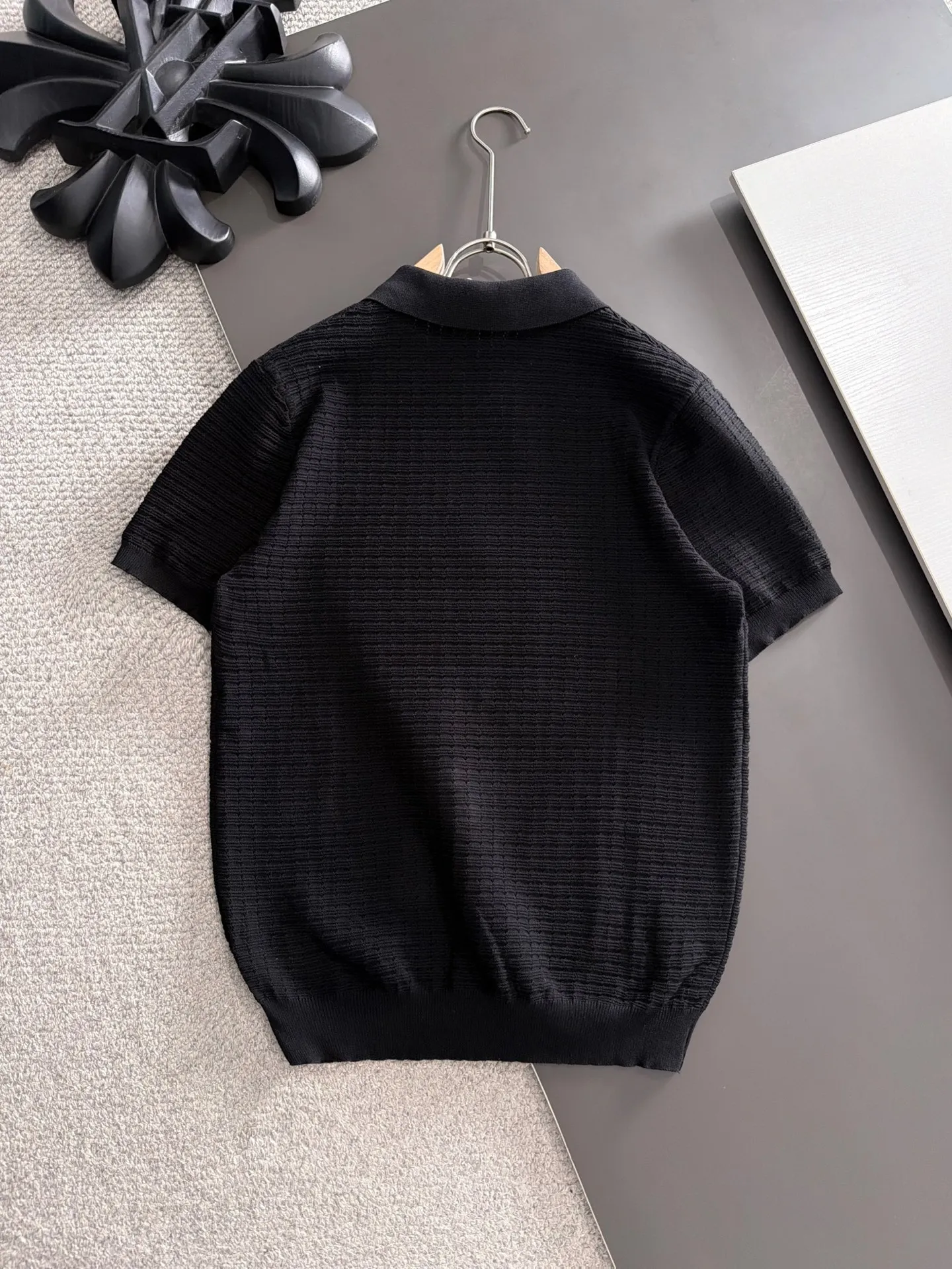 Shipping next day TR high quality - The Row 26ss New Arrival men's short-sleeved T-shirt. Like LP and BC, it belongs to the same old-money style top-notch light luxury brand. The New Arrival Original men's casual short-sleeved shirt is made of combed cotton yarn knitted imitation cotton fabric. Exclusive Premium custom-controlled raw materials. 14-needle precision knitting. The iconic waffle soul is woven. The three-dimensional texture flows with subtle light and shadow. Viewed from a distance, it is introverted. It shows when you touch it closely. It feels substantial when weighed. The upper body is also more textured than ordinary T-shirts. Fashionable Versatile Hot Sale. It is skin-friendly and comfortable to wear. Premium boutique. The upper body is made of Factory's fine workmanship. A must-have item for men. Complete with three standards. Sizes M-3XL